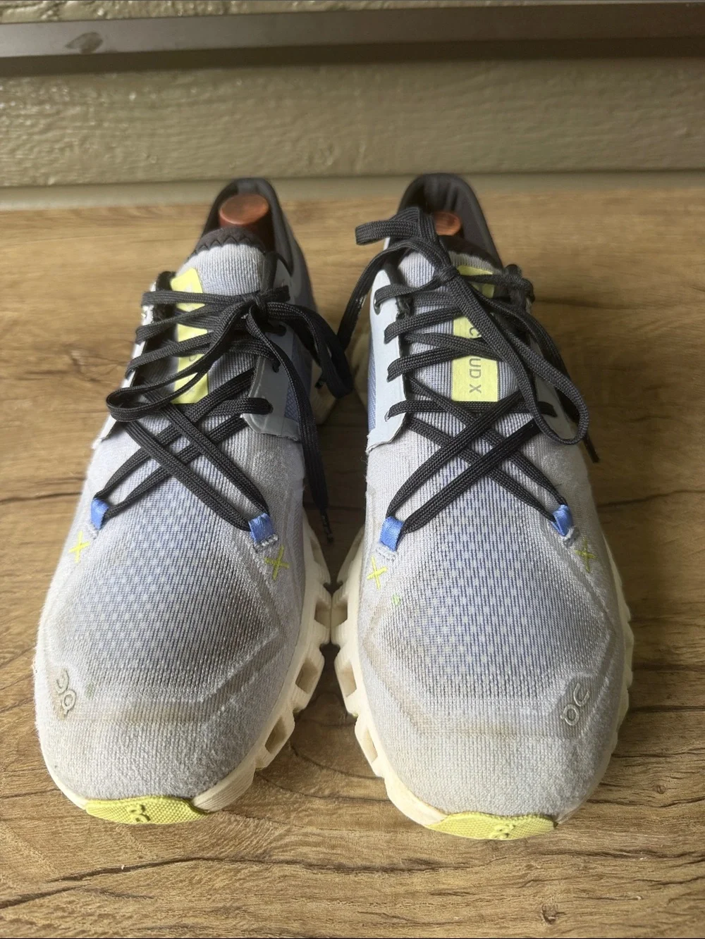 On Running Cloud Women’s Shoes in Light Gray with Yellow Accents size W 8